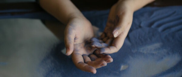 Tatiana von den Sandartisten gestaltet eine faszinierende Sandmalerei live vor Publikum