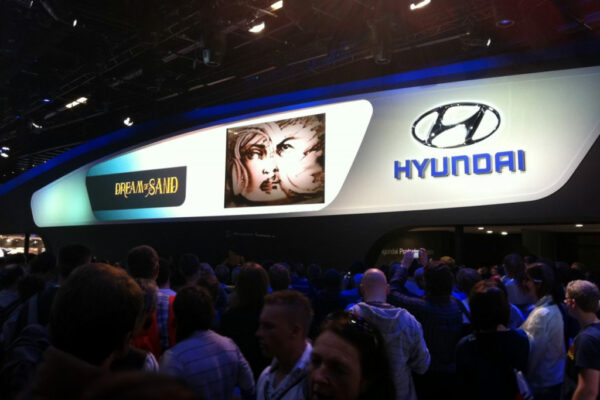 Die Sandartisten präsentieren eine individuelle Sandmalerei für ein Hyundai-Firmenevent