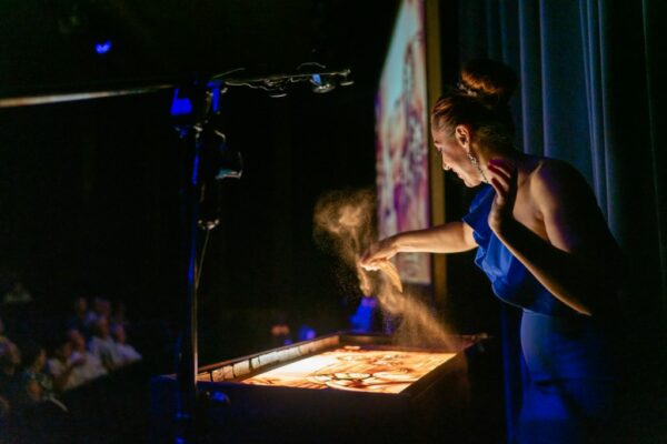 Sandmalerin Alla Denisova von der Sandartisten Group bei einer Live-Performance