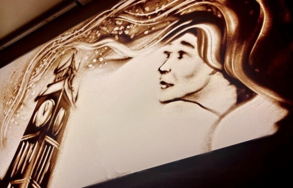 Sandmalerin Lina Li von den Sandartisten zeigt eine eindrucksvolle Sandmalerei mit Wahrzeichen von London