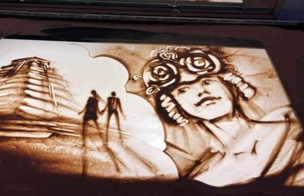 Sandmalerin Lina Li von den Sandartisten gestaltet peruanische Pyramiden in beeindruckender Sandmalerei