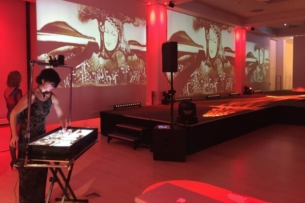 Sandartisten Sandshow beim Public Event auf dem Laufsteg – live Sandkunstperformance