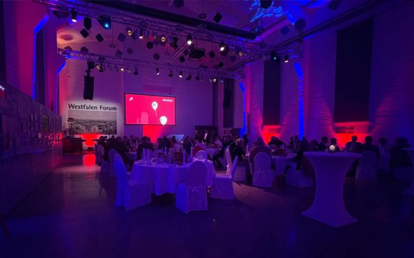 Festliches Firmenjubiläum der Westfalen AG mit beeindruckender Sandkunst-Performance