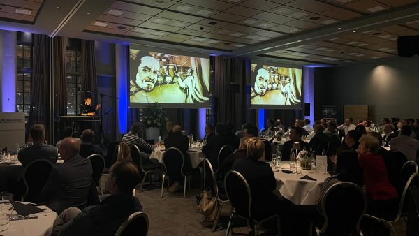 Sandkünstlerin präsentiert live eine individuelle Sandmalerei beim EUROBAUSTOFF Einzelhandels-Meeting 2025 in Leipzig.