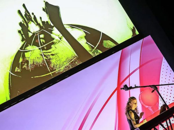 Sparkasse event-Olga bei der Arbeit Konzentration und Kunst in jeder Handbewegung