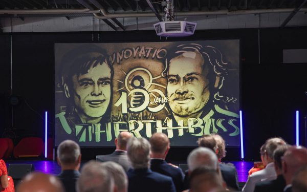 Feierliches Finale-Abschlussbild mit Sandkunst Hert+Buss