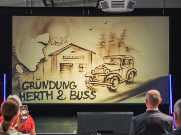 Geschichte in Sand -visuelle Darstellung der Unternehmensentwicklung-Hert+Buss