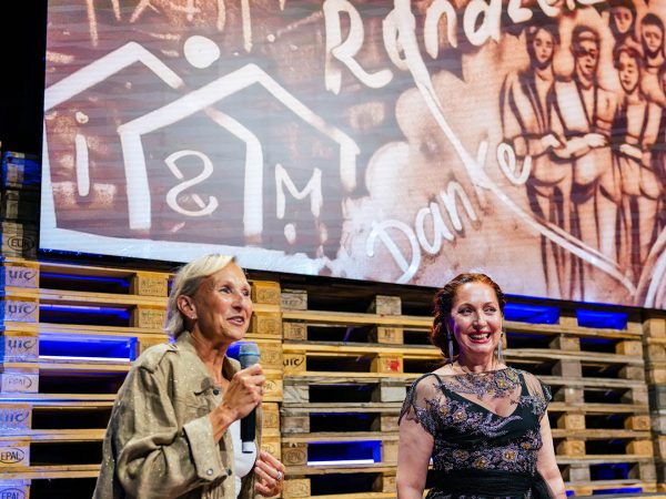 Die-Künstlerin-von-Sandartisten-Alla-Denisova-zusammen-mit-der-Moderatorin-des-Jubiläumsabends