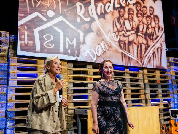 Die-Künstlerin-von-Sandartisten-Alla-Denisova-zusammen-mit-der-Moderatorin-des-Jubiläumsabends