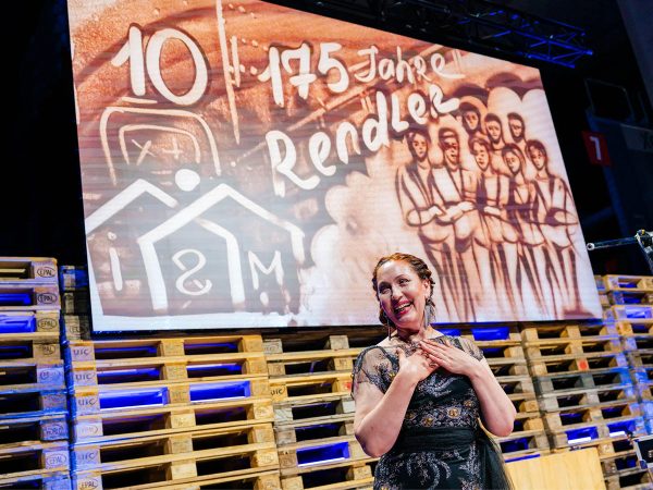 Ovationen-für-die-Künstlerin-nach-der abgeschlossenen-Show-für-Rendler-Bauzentrum