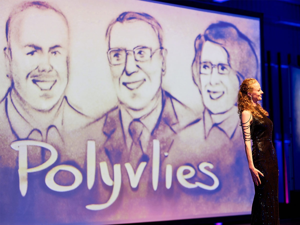 Malerei im Sand als Hommage: Ein gefeierter Abend für Polyvlies Franz Beyer GmbH & das Sandtheater