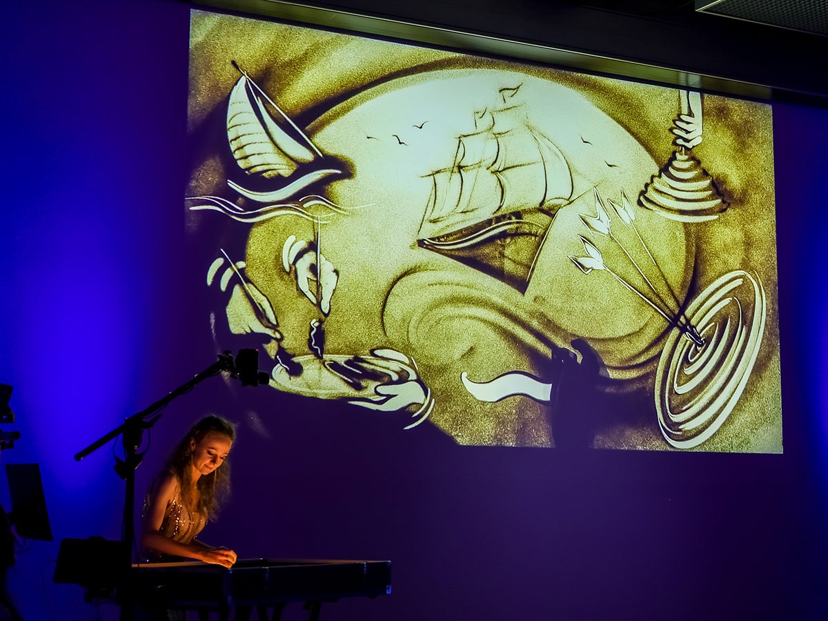 Magische Sandbilder entstehen unter den Händen von Olga Lysytska Magische Sandbilder entstehen unter den Händen von Olga Lysytska