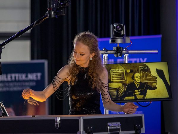 Magischer Moment - Olga Lysytska erschafft mit Sand die Geschichte von Bilettix