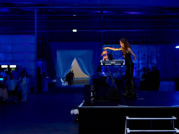 Olga Lysytska bei ihrer Sandperformance