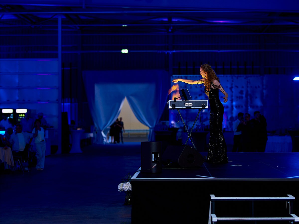 Olga Lysytska bei ihrer Sandperformance Olga Lysytska bei ihrer Sandperformance