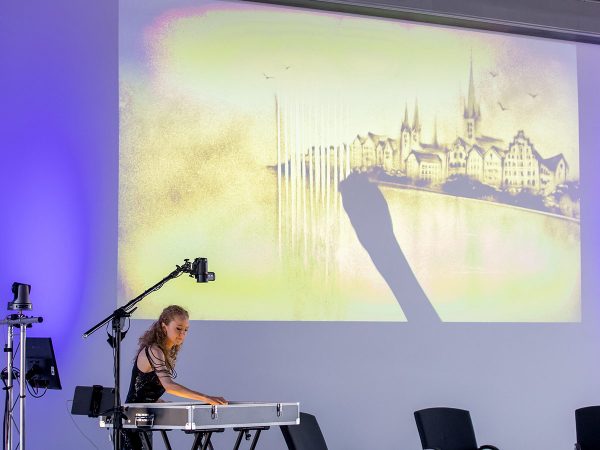 Olga Lysytska erzählt die Geschichte von 18 Jahren Bilettix in bewegten Sandbildern