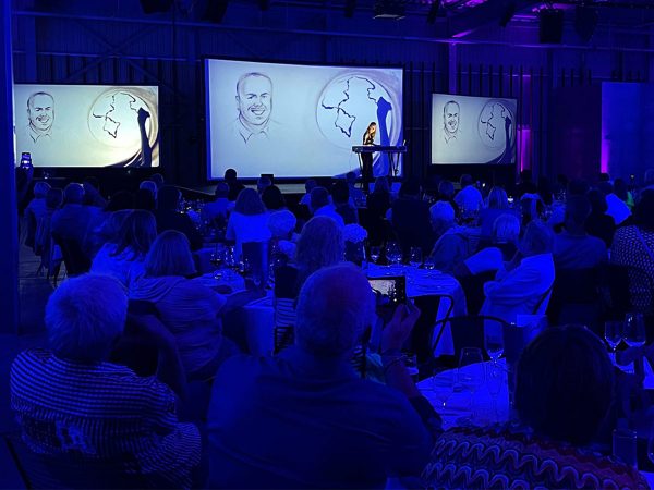 Olga Lysytska malt Porträts aus Sand - eine Hommage an die Familie Beyer