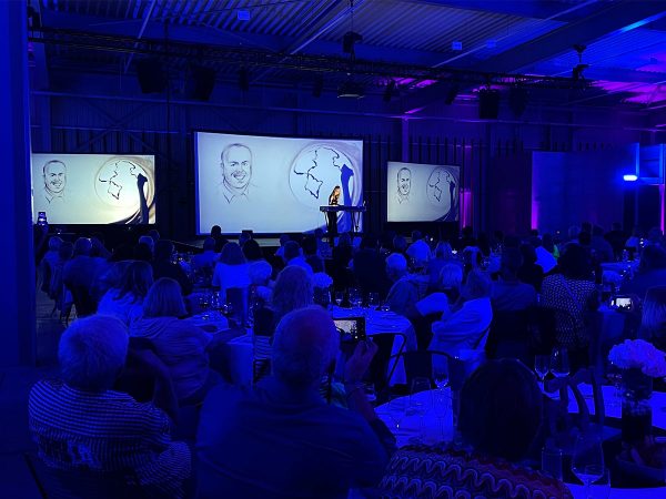 Olga Lysytska malt Porträts aus Sand - eine Hommage an die Familie Beyer