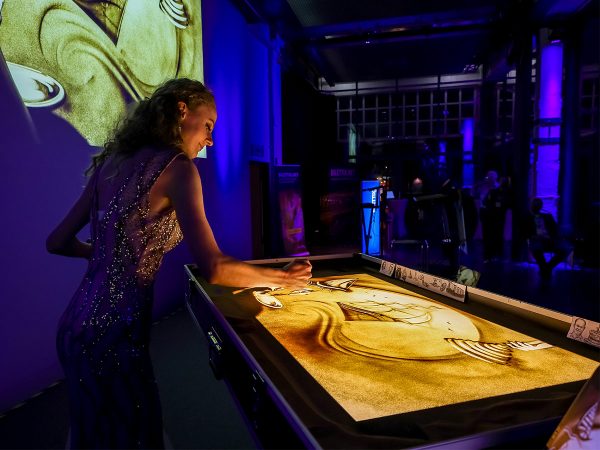 Sandkunst in Aktion - Bilder erwachen unter den Fingern von Olga