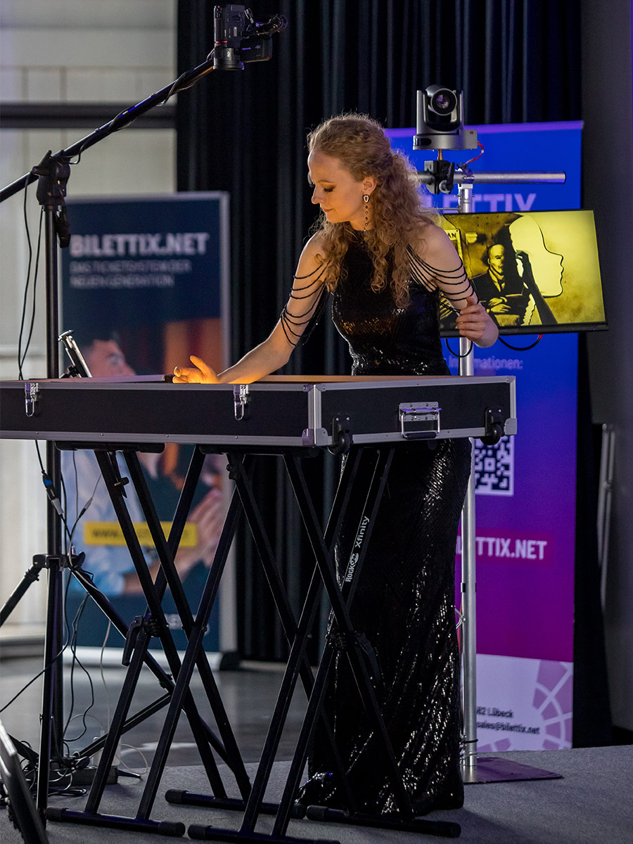 Sandkunst in Aktion Bilder erwachen unter den Fingern von Olga Sandkunst in Aktion Bilder erwachen unter den Fingern von Olga