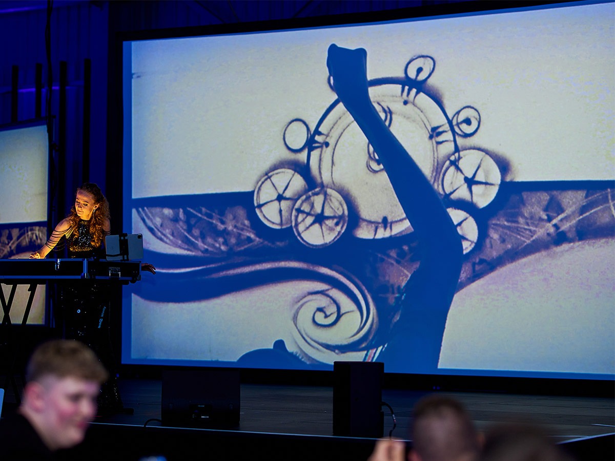 Sandmalerei Eine visuelle Zeitreise durch die Firmengeschichte Sandmalerei - Eine visuelle Zeitreise durch die Firmengeschichte