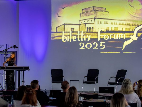 Sandtheater Performance von Olga Lysytska-Kunst Emotion und Vision im Sand