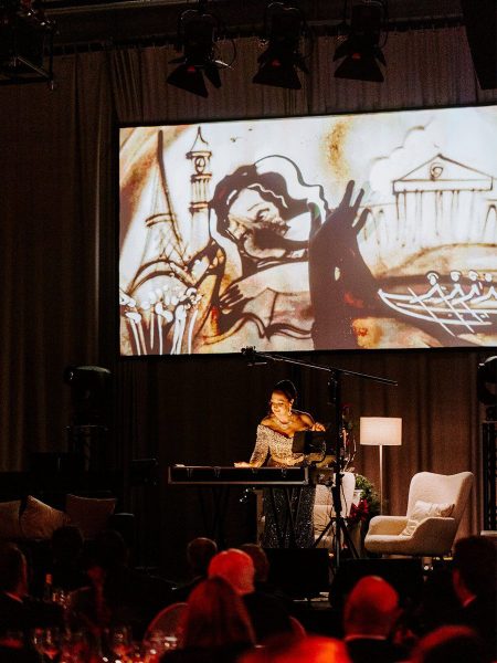 Alla gestaltet eine Geschichte mit Sand