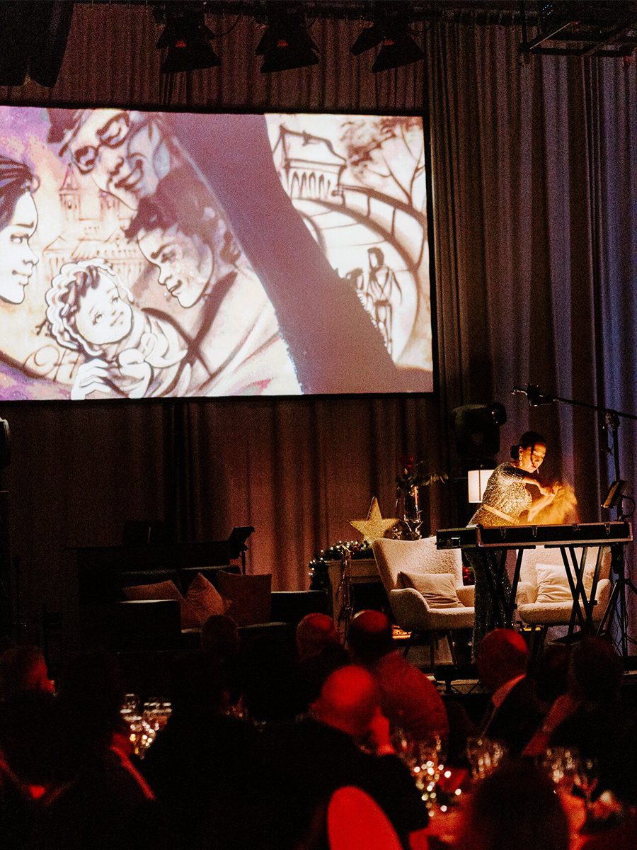 Alla gestaltet eine Sandgeschichte auf der Veranstaltung von Peter Kwasny GmbH