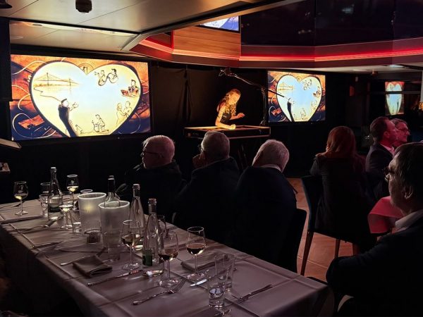 Teilnehmer der Sparkasse Hanauerland bestaunen die in Sand entstehenden Bilder