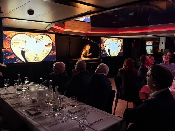 Teilnehmer der Sparkasse Hanauerland bestaunen die in Sand entstehenden Bilder