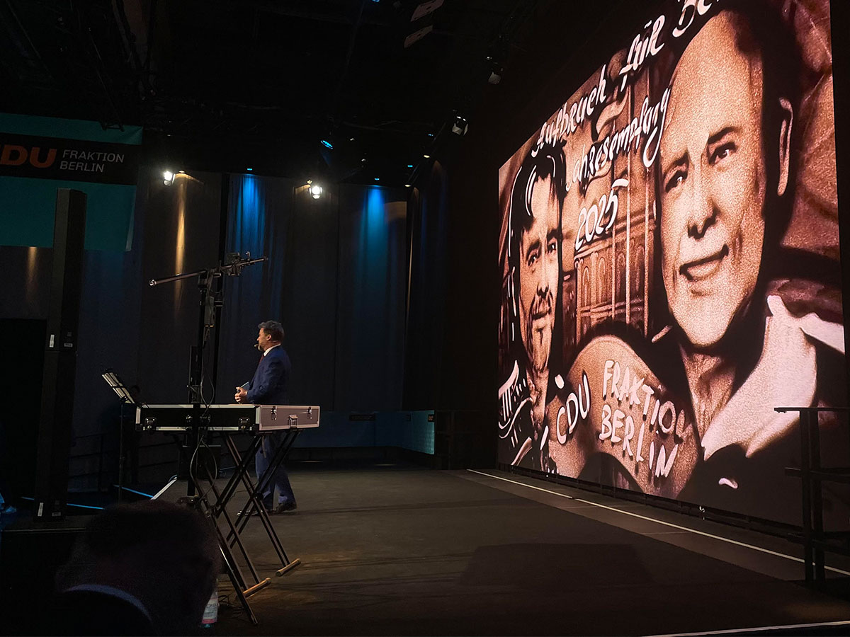 Sandmalerei Performance während Rede CDU Fraktion Berlin