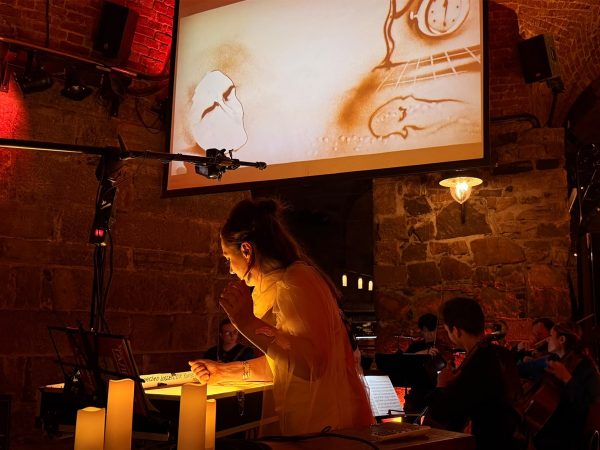 Live-Sandmalerei von Alla während eines Klassikkonzerts in der Moritzbastei Leipzig