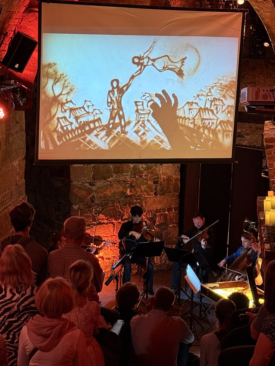 Sandkunst begleitet die Musik des Gewandhausorchesters Leipzig