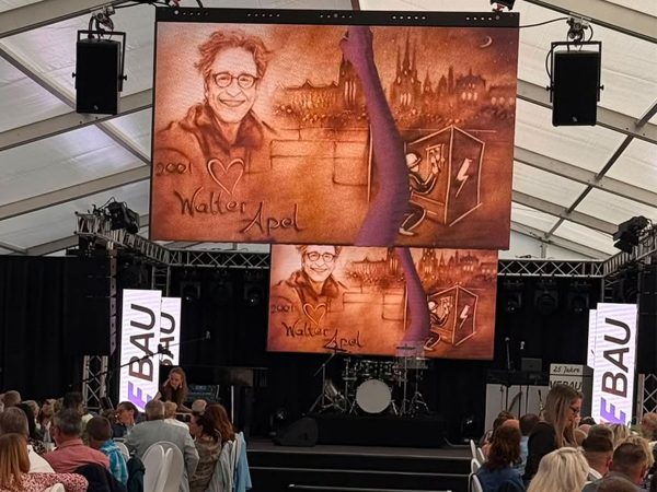 Sand Art als visuelle Reise durch 25 Jahre VEBAU