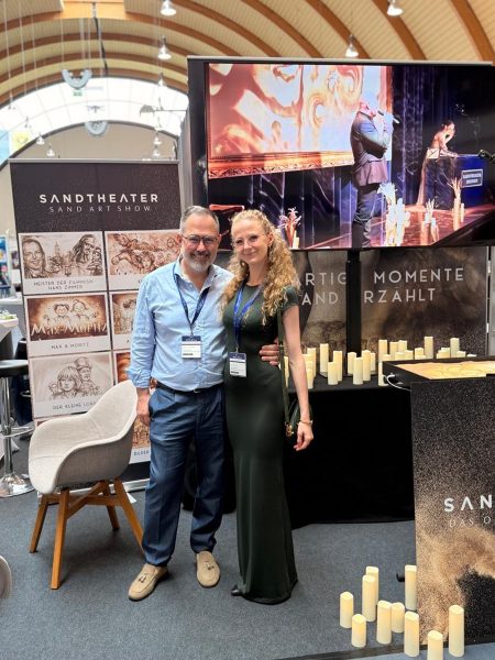 Die Sandartisten-Vertreter auf dem INTHEGA Theatermarkt 2026: Dimitrij Sacharov und Sandkünstlerin Olga.