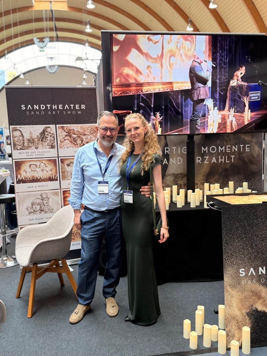 Die Sandartisten-Vertreter auf dem INTHEGA Theatermarkt 2026: Dimitrij Sacharov und Sandkünstlerin Olga.
