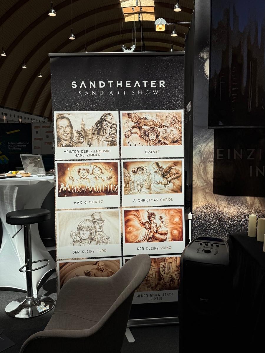 Am Messestand von Sandartisten präsentierten wir eine Auswahl unserer Sandshows auf großformatigen Plakaten.
